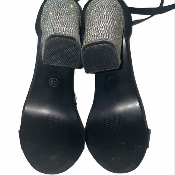 Heels   - Picture 3 of 4